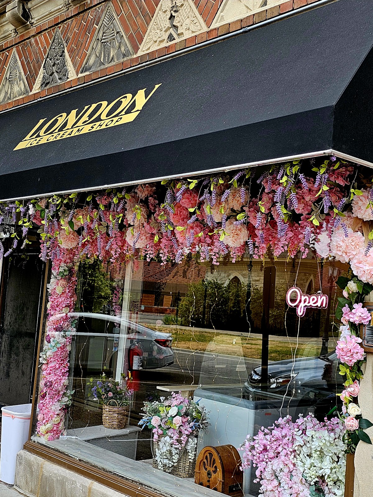 London Ice Cream Shop in Riverside, IL