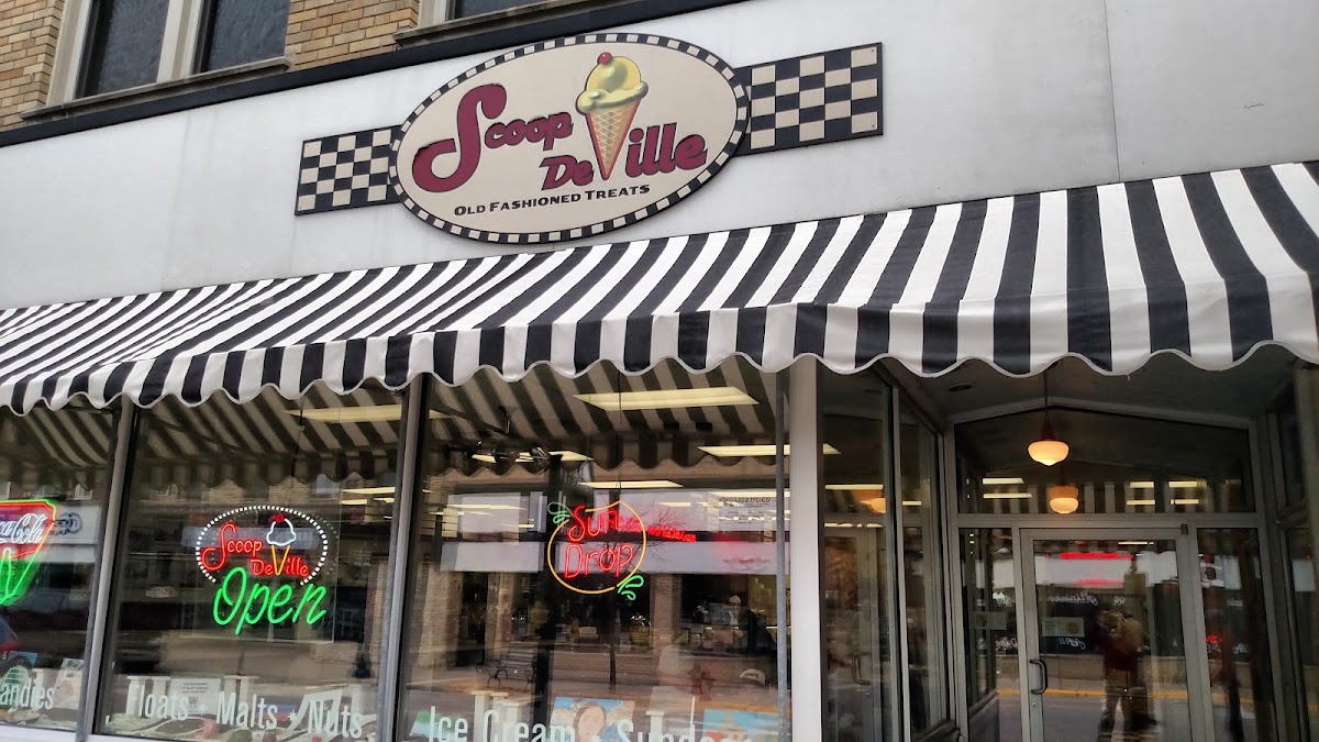 Scoop De Ville Ice Cream Shop in Hartford, WI